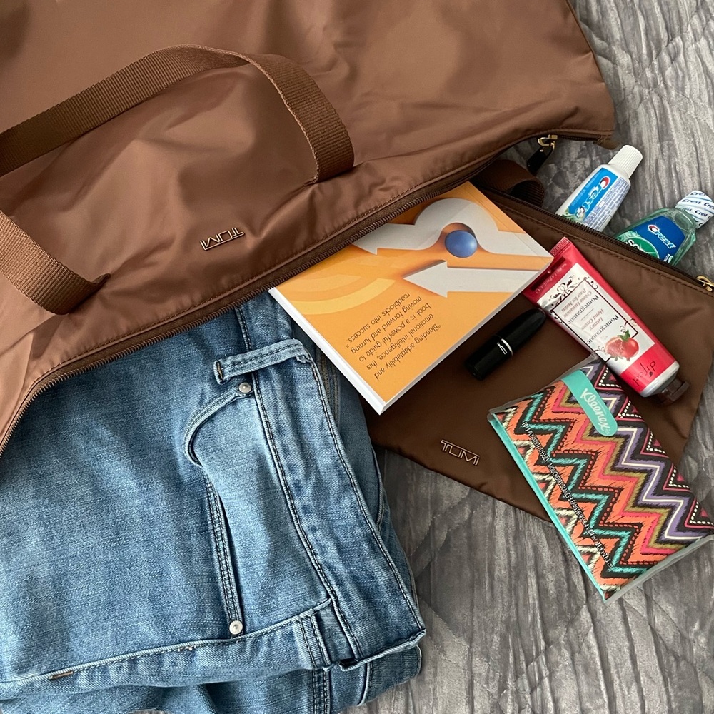 ✈️ NWOT Tumi Just In Case Weekender + Pouch - Picture 3 of 15